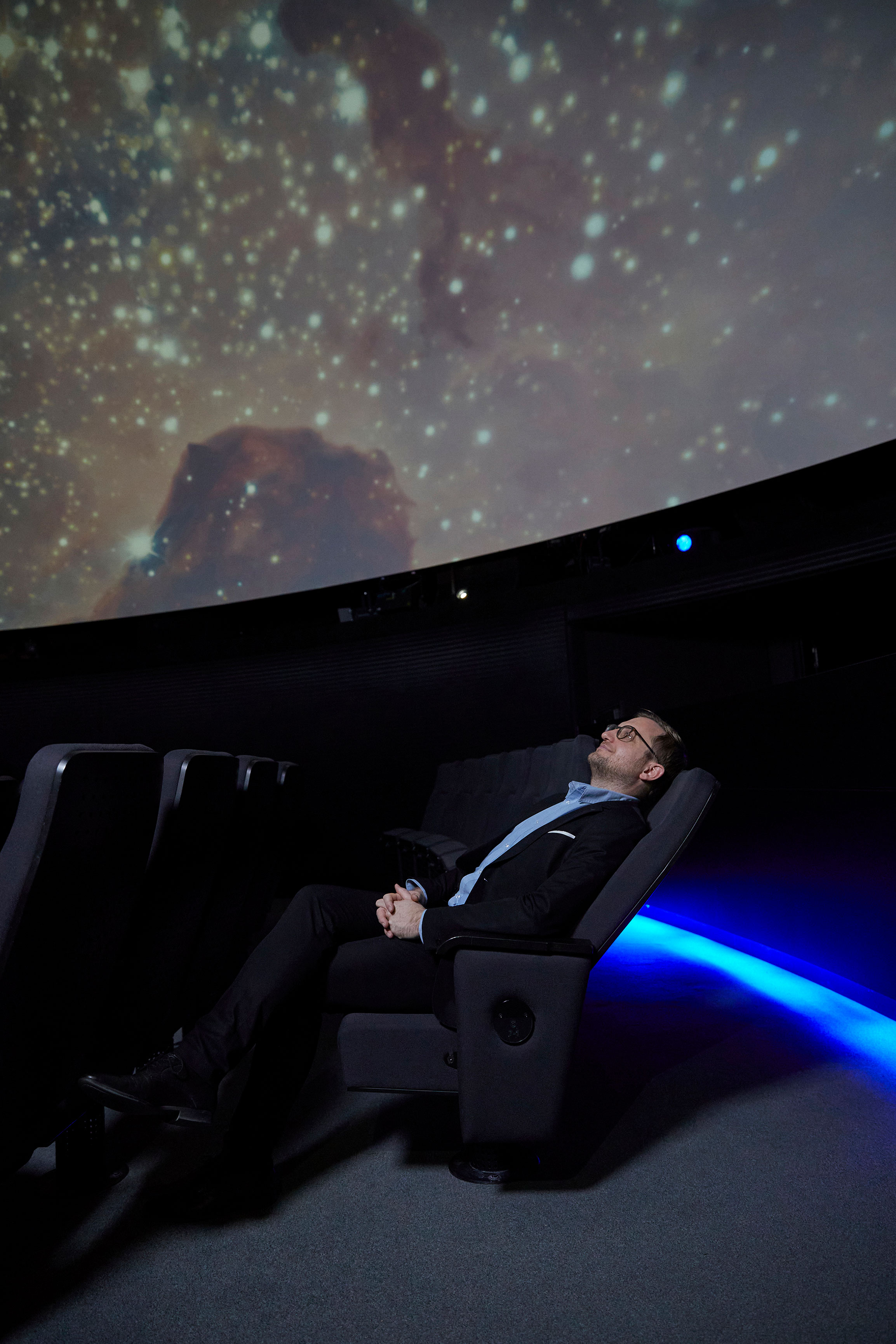Tim Florian Horn im Planetariumssaal des Zeiss-Großplanetariums, © SPB,  Foto: Bernd Jaworek