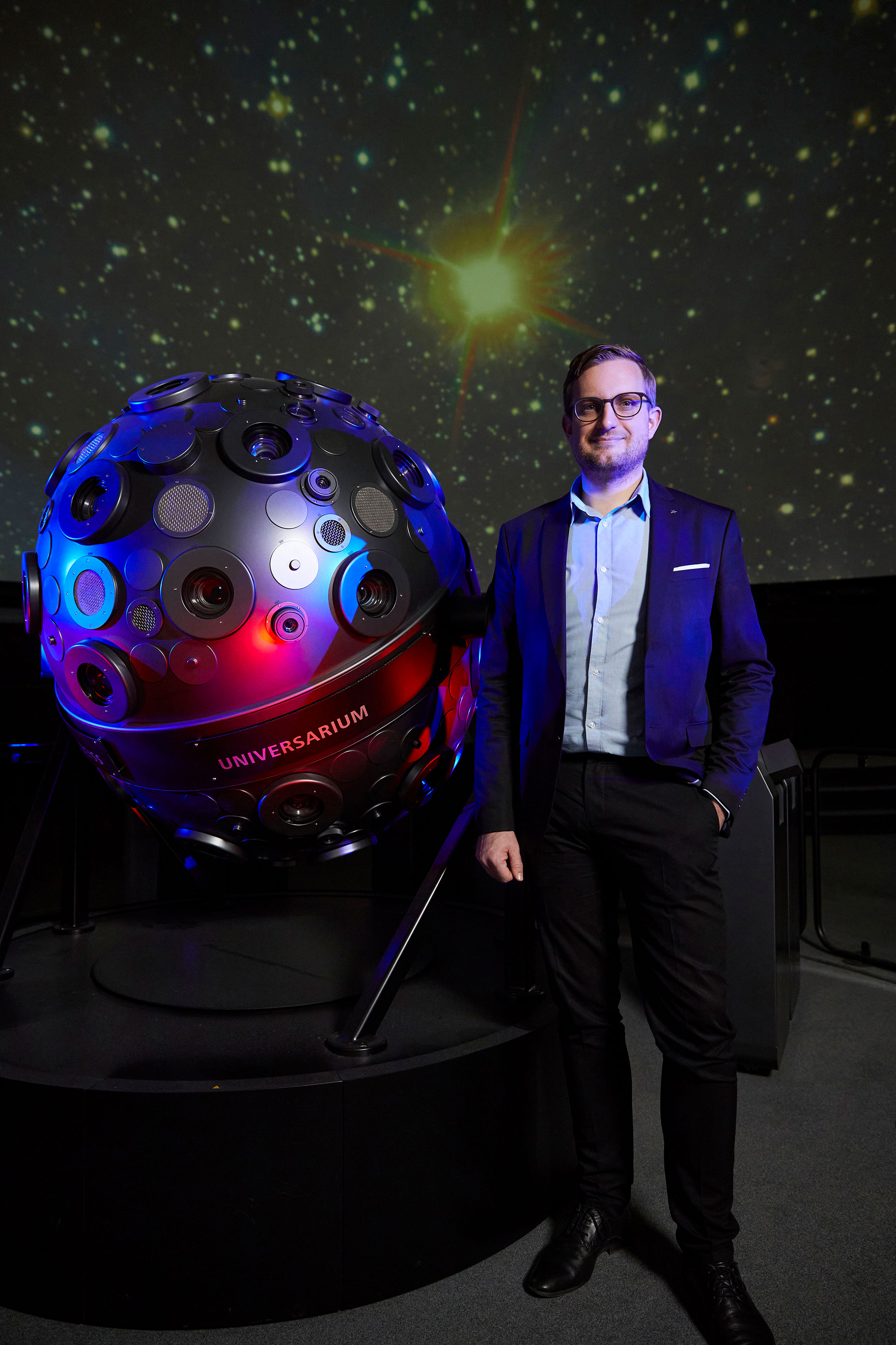 Tim Florian Horn vor dem Sternprojektor im Planetariumssaal des Zeiss-Großplanetariums © SPB / Foto: Bernd Jaworek