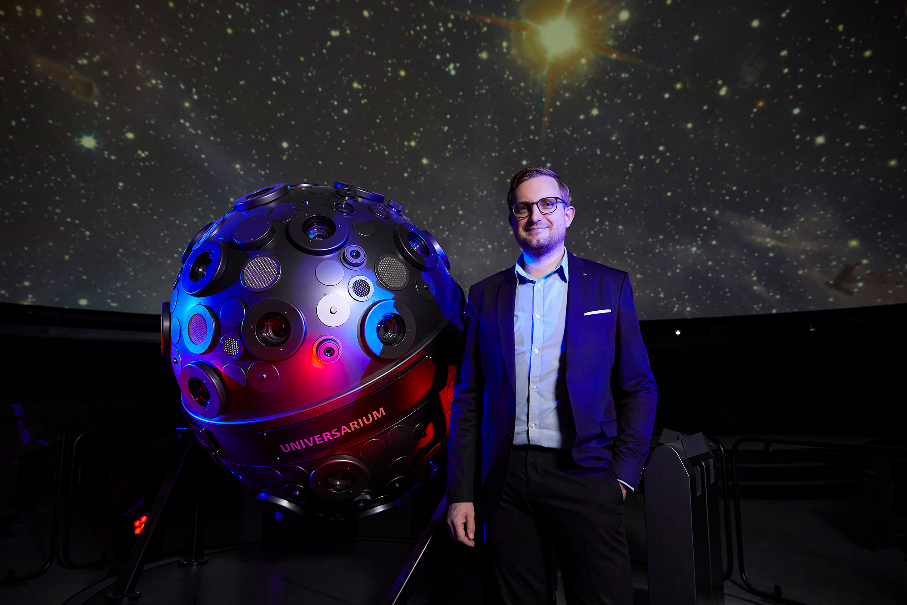 Tim Florian Horn vor dem Sternprojektor im Planetariumssaal, © SPB,  Foto: Bernd Jaworek