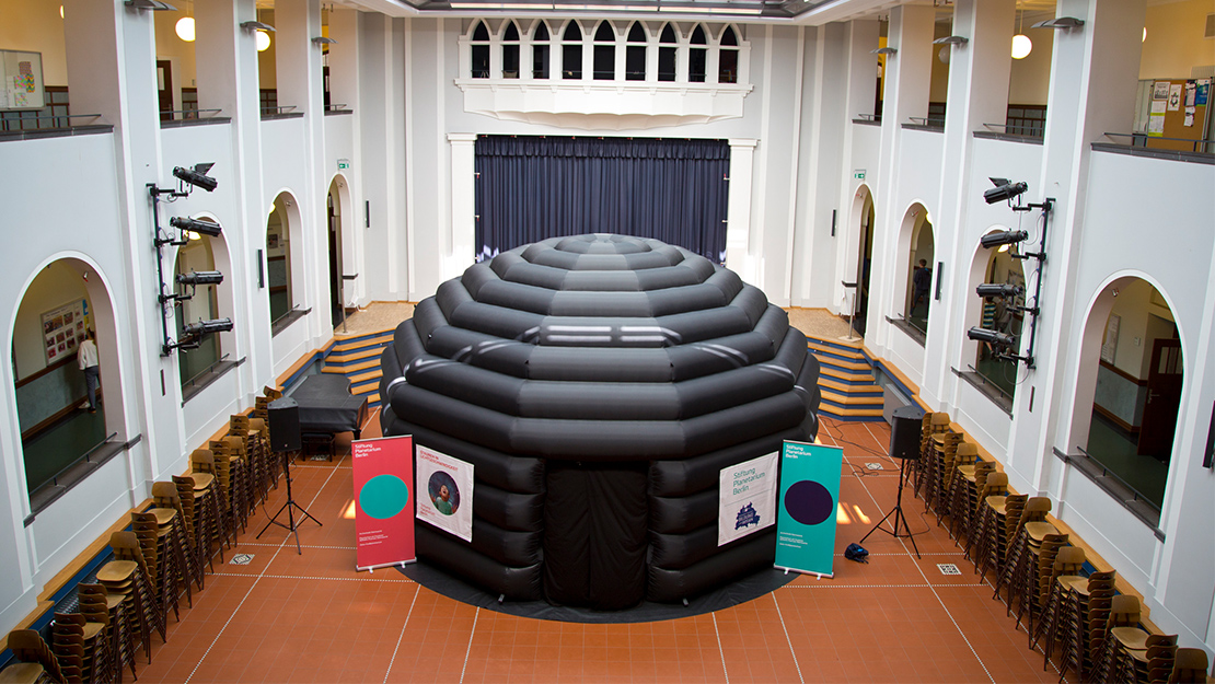 Das mobile Planetarium in einer Schulaula aufgebaut (Paul-Natorp-Schule) © SPB / Foto: F.-M. Arndt