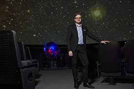 Tim Florian Horn vor dem Sternprojektor im Planetariumssaal © SPB / Foto: Bernd Jaworek