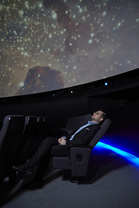 Tim Florian Horn im Planetariumssaal des Zeiss-Großplanetariums © SPB / Foto: Bernd Jaworek