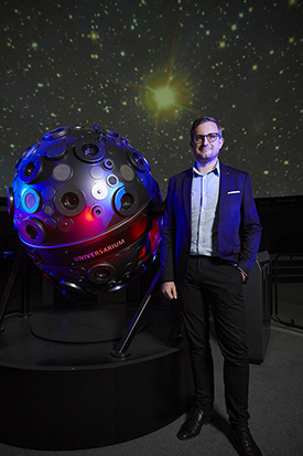 Tim Florian Horn vor dem Sternprojektor im Planetariumssaal des Zeiss-Großplanetariums © SPB / Foto: Bernd Jaworek