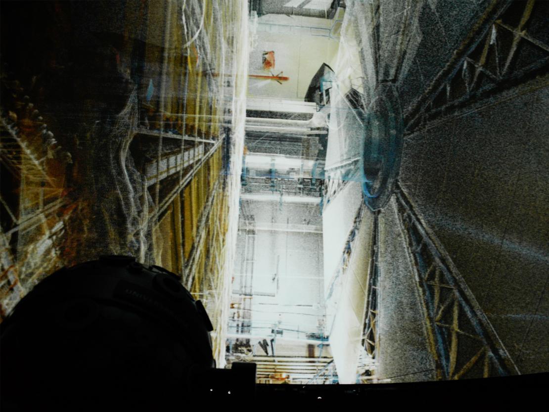 360°-Videoprojektion »Mirror Matter« von Emilija Škarnulytė im Planetariumssaal. © Foto: K. Turna