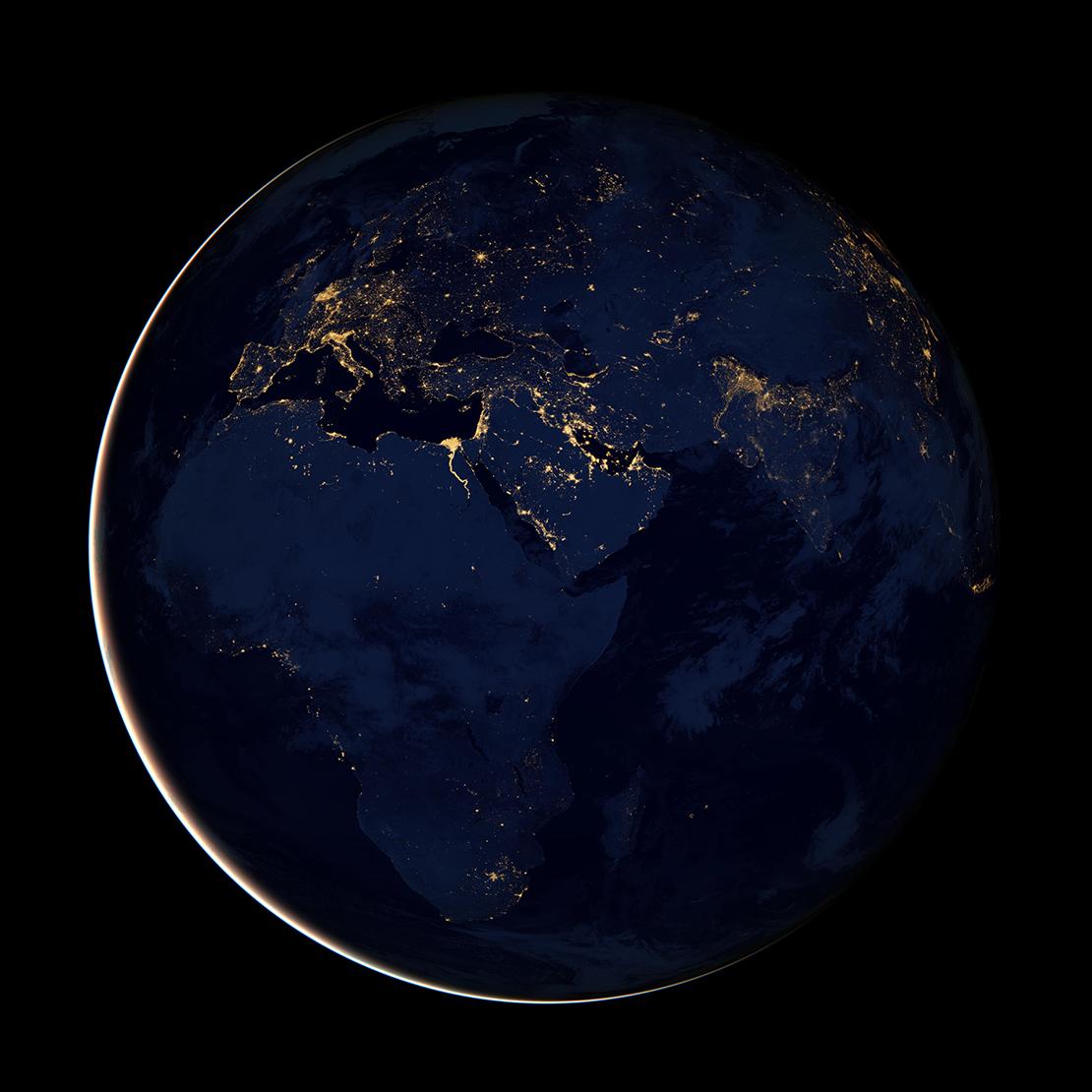 Europa, Afrika und der mittlere Osten bei Nacht vom Weltall aus gesehen.