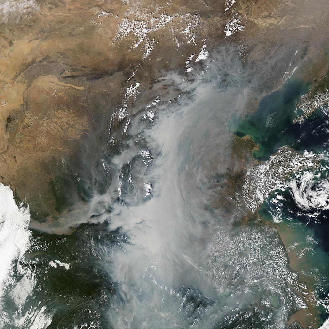 Was hier wie Wolken aussieht, ist tatsächlich Smog über China. © NASA Earth Observatory