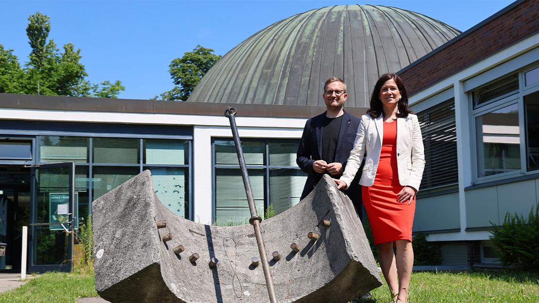 Katharina Günther-Wünsch, Senator for Education, Youth and Family and Tim Florian Horn, Board Member of the Planetarium Berlin Foundation, after the press conference on the modernisation work on the Planetarium am Insulaner. © SPB | Josy Braun 
