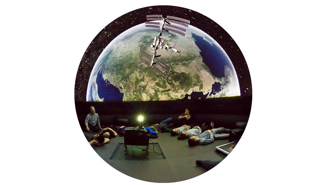 Schüler*innen in der mobilen Planetariumskuppel INTENSE © SPB / Foto: F.M. Arndt