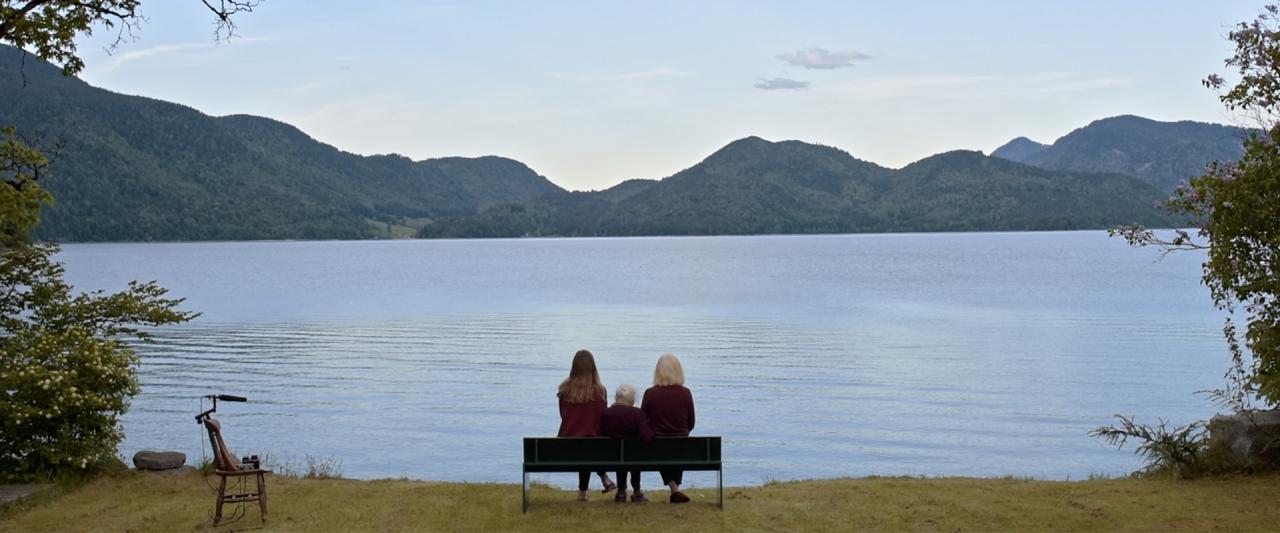 Menschen sitzen auf einer Bank vor einem See © Farbfilm Verleih