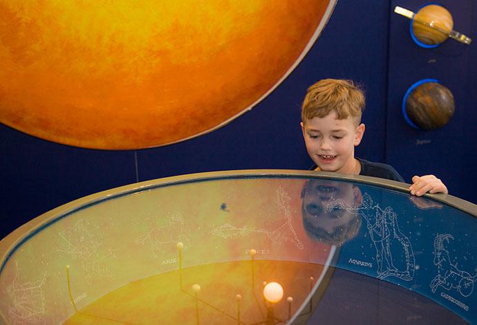 Junge vor Modell des Sonnensystems © SPB / Foto: F.-M. Arndt