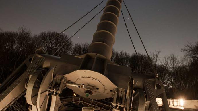 Archenhold-Sternwarte, Riesenfernrohr bei Nacht ©SPB FM Arndt