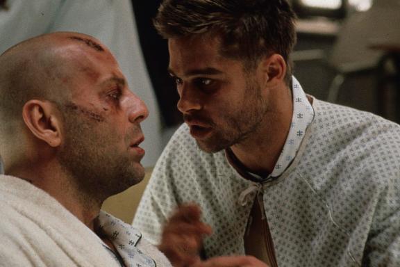Filmstill aus 12 Monkeys: Bruce Willis als James Cole mit Brad Pitt als Jeffrey Goines in der Nervenheilanstalt | © Leonine