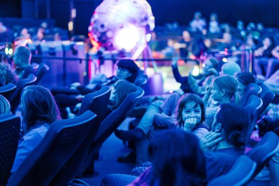 Kinder und Erwachsene begeistert im Planetariumssaal